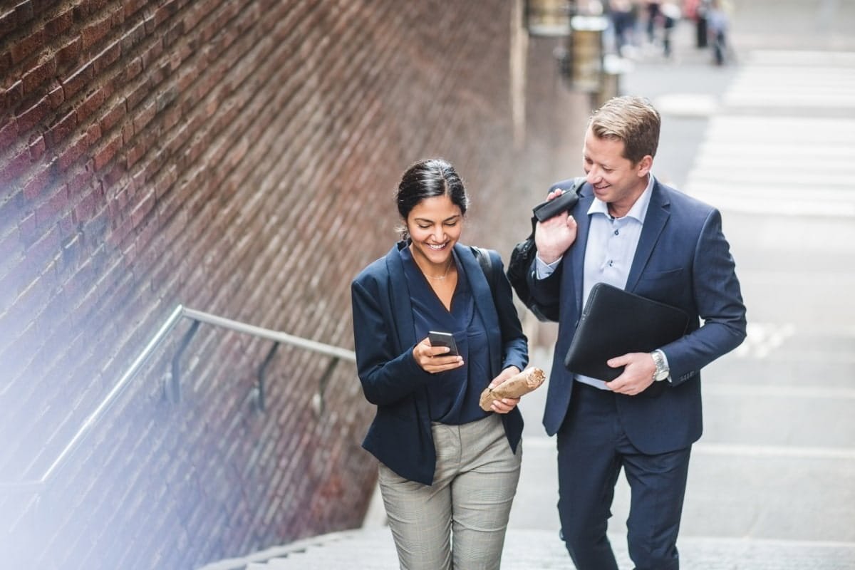 Woman sharing info with a man Retina